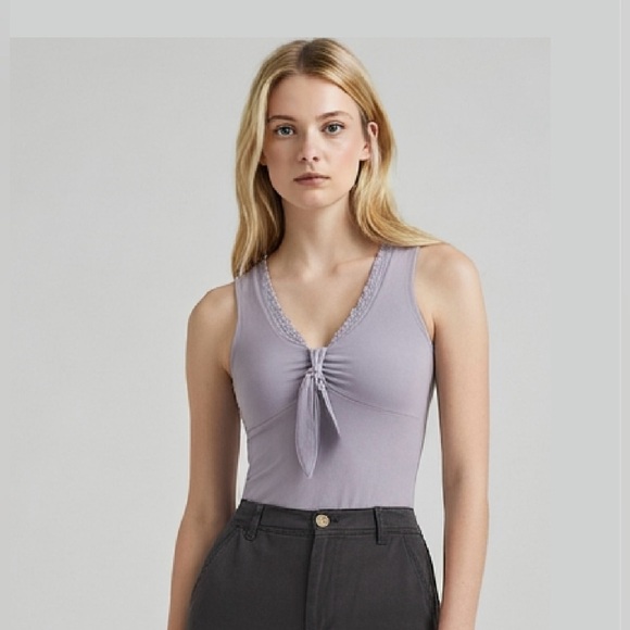 Moda International Elegant Lavender Sleeveless Top - Picture 1 of 6